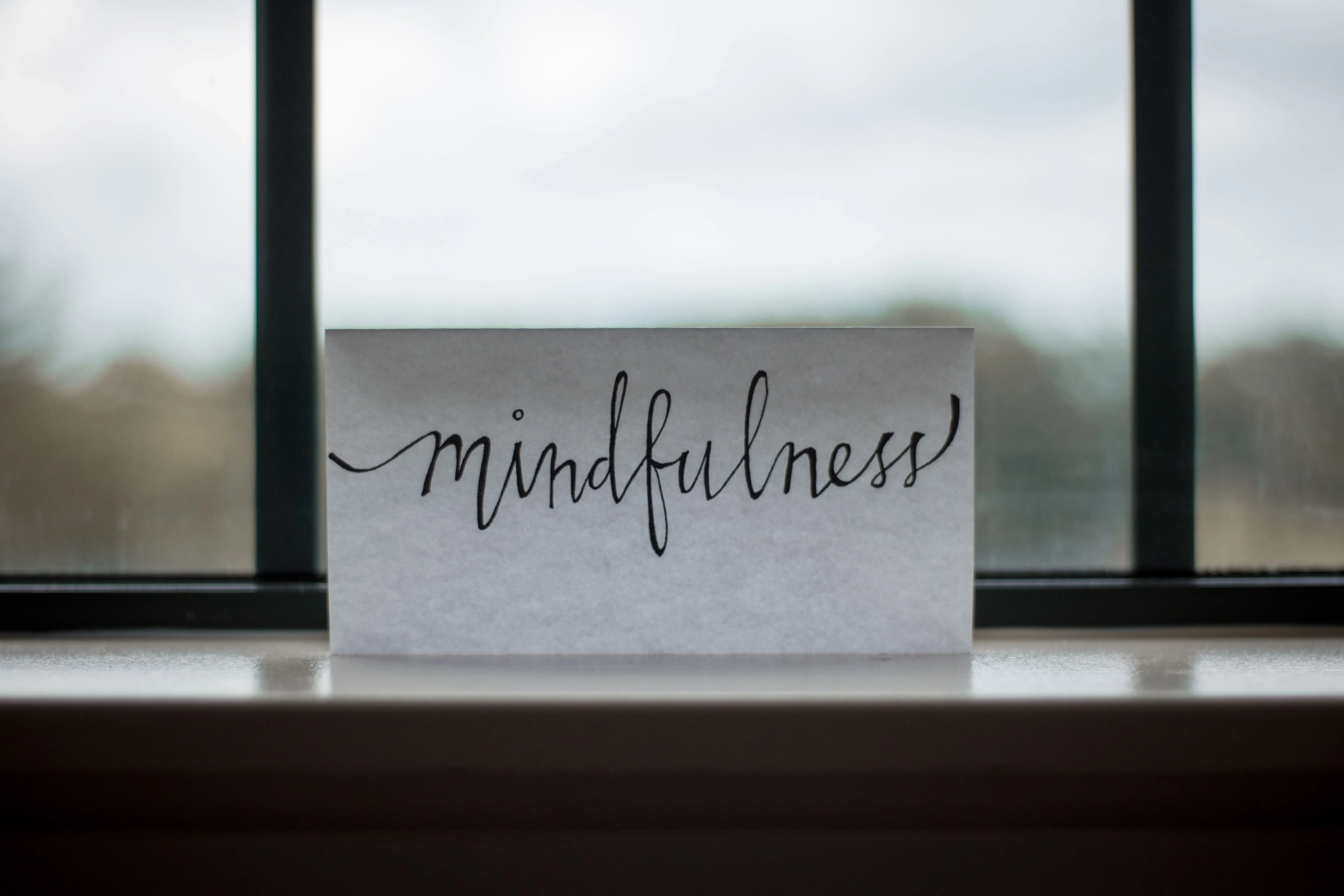 Selbstwert steigern - Papier am Fenster mit der Aufschrift mindfulness